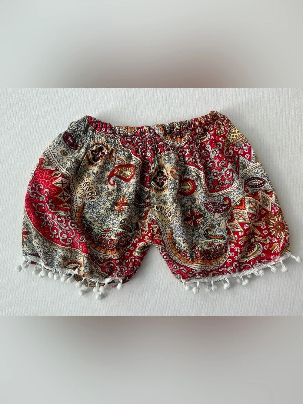 Girl’s casual bohemian-style short whit Pom-Trim along the hem. Size 4T.